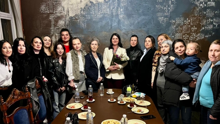 BAŞKAN GENCAN KADIN GAZETECİLERİ YALNIZ BIRAKMADI